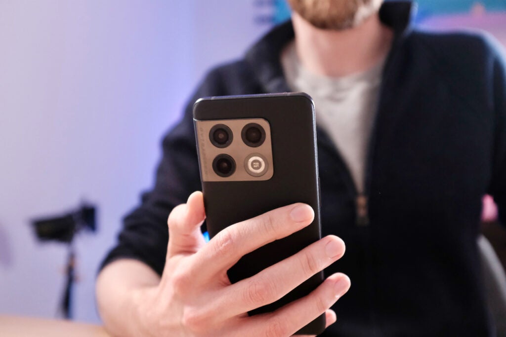 Benjolan kamera di bagian belakang OnePlus 10 Pro