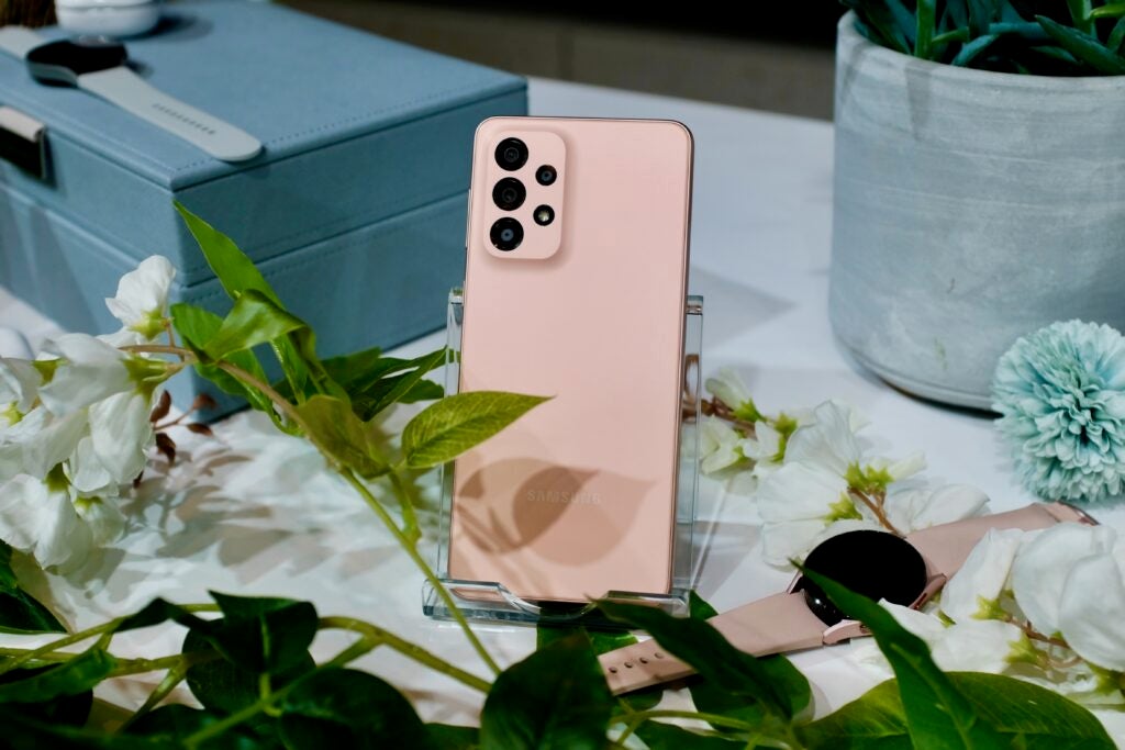 Samsung Galaxy A33 5G в персиковом цвете