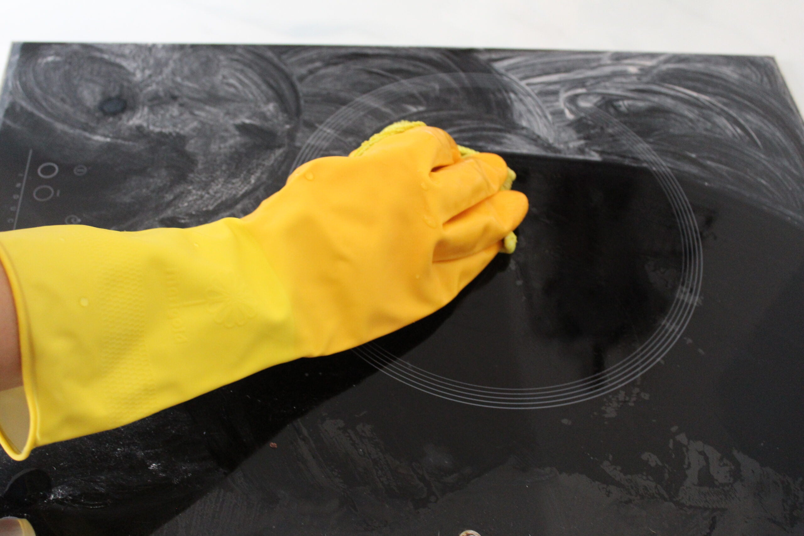 Wiping away the cleaning substance from an induction hob