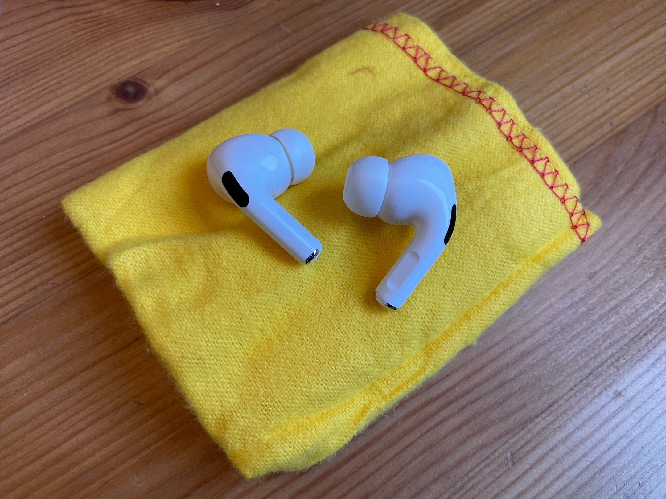 How to clean Apple AirPods Pro Step 1