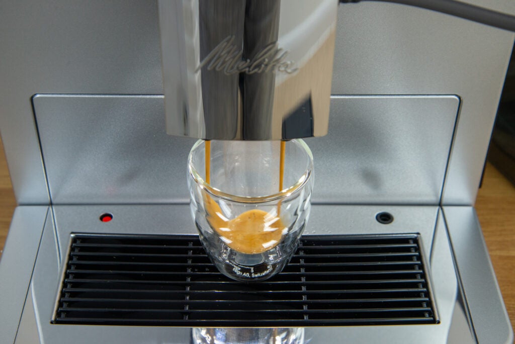 Melita Latte Select pouring espresso