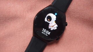 The lock screen of the Xiaomi Watch S1