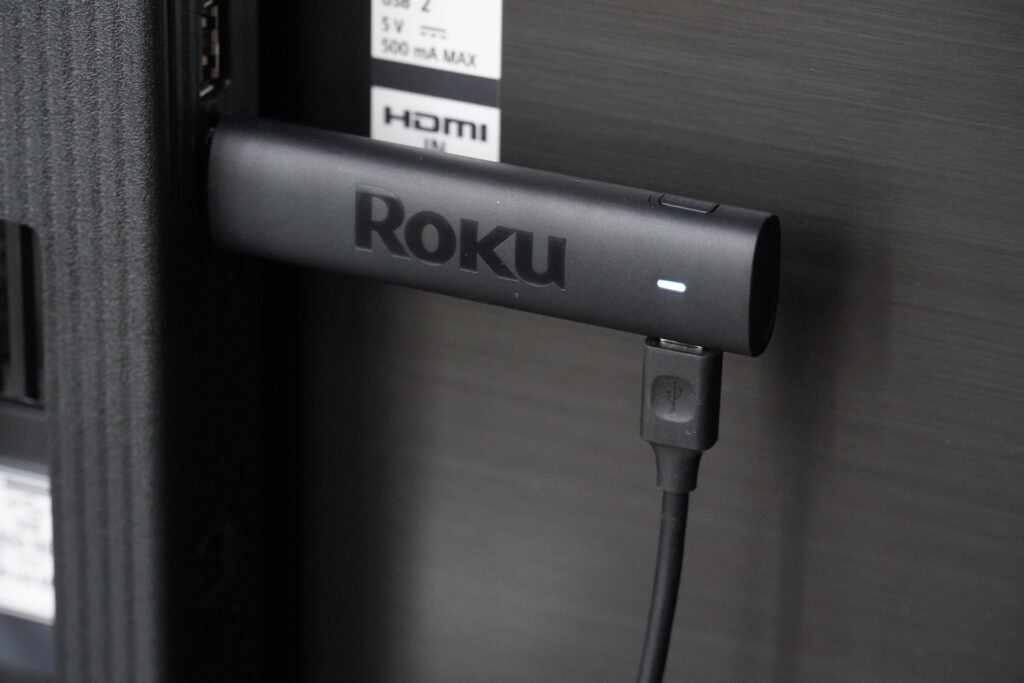 Roku Streaming Stick 4K enchufado
