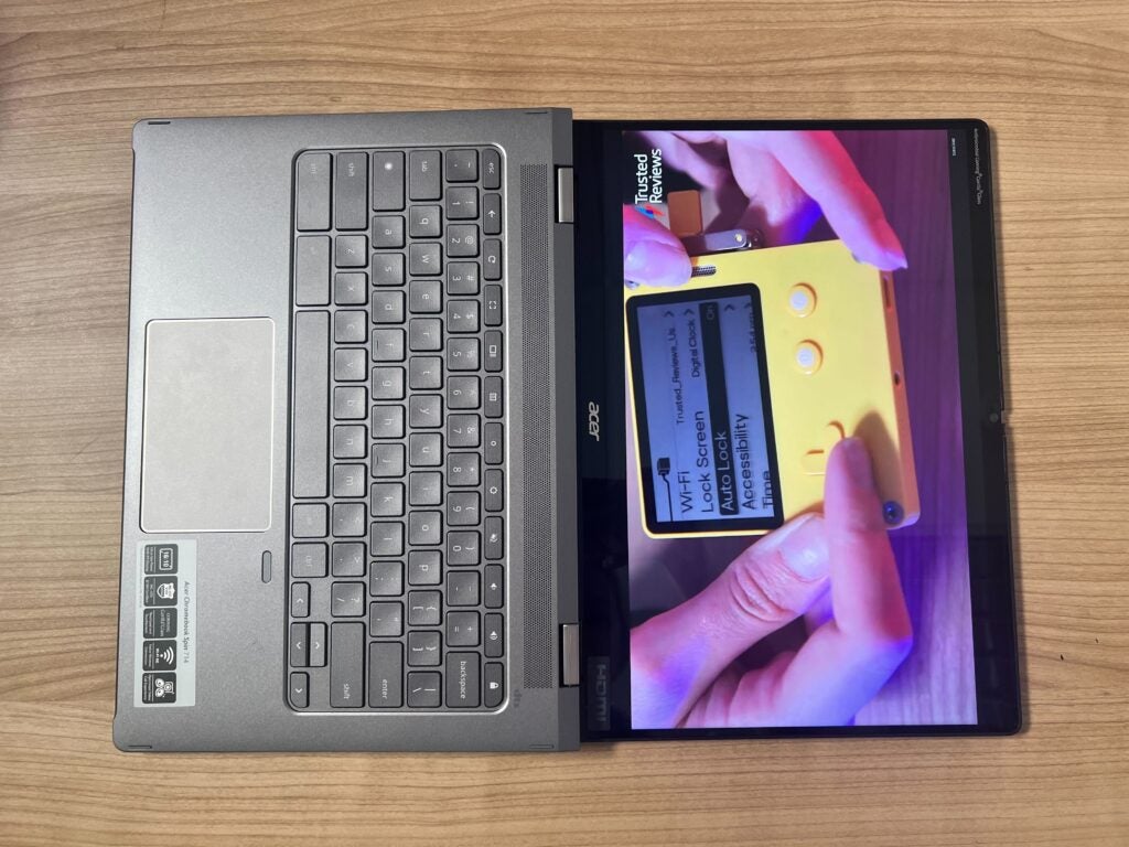 Acer Chromebook Spin 714 лежал на столе, играя на YouTube.