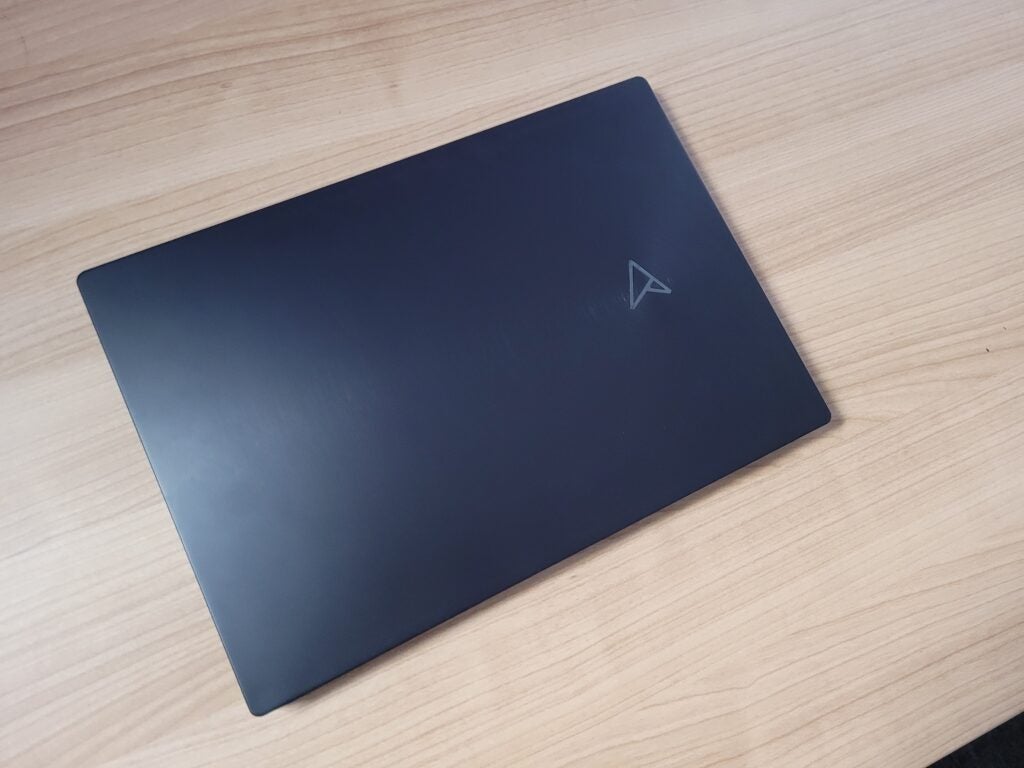 Asus ZenBook Pro 14 Duo OLED cerrado en el escritorio