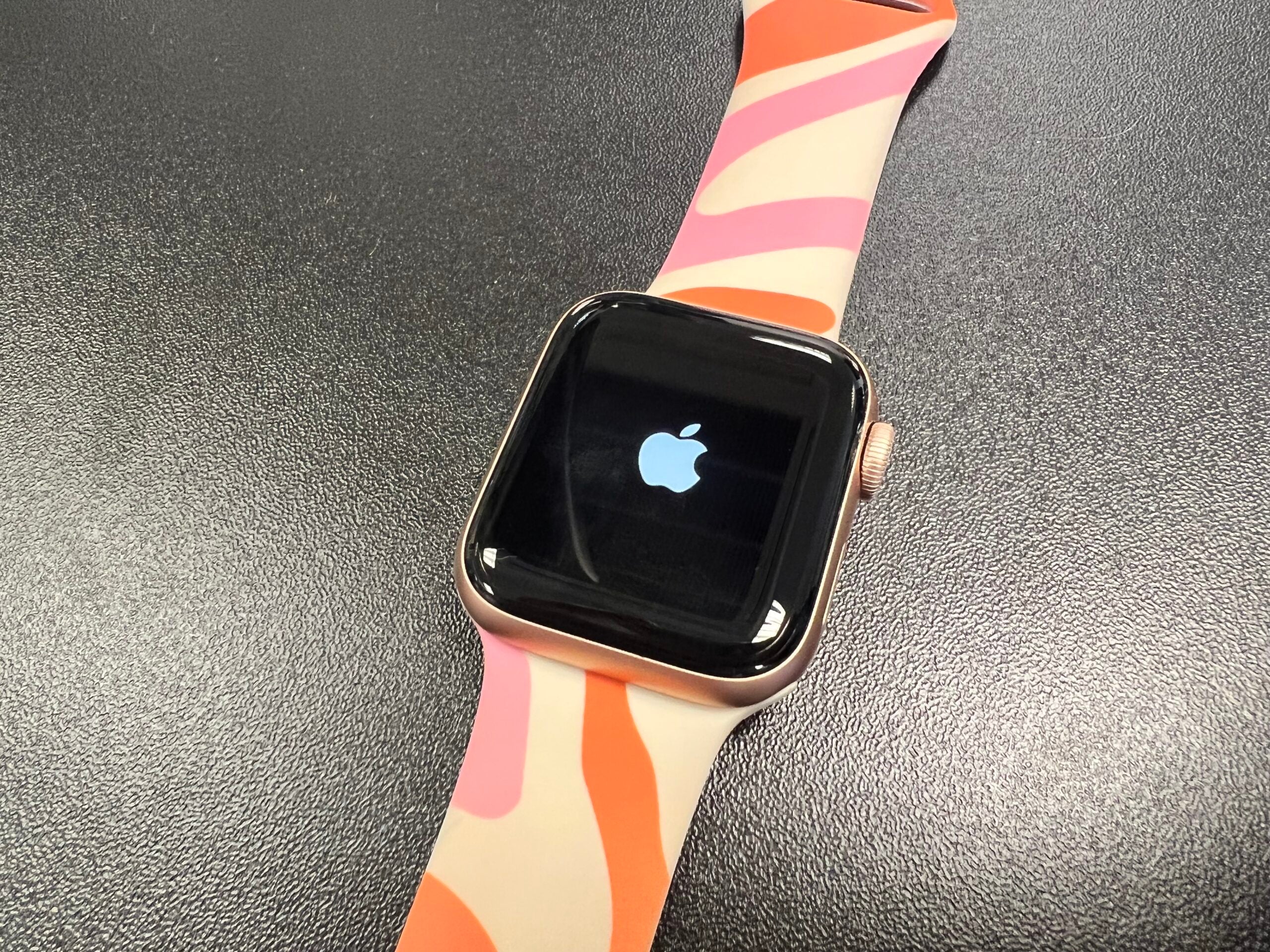 The restart Apple logo screen that appears on Apple Watch 6 after restart