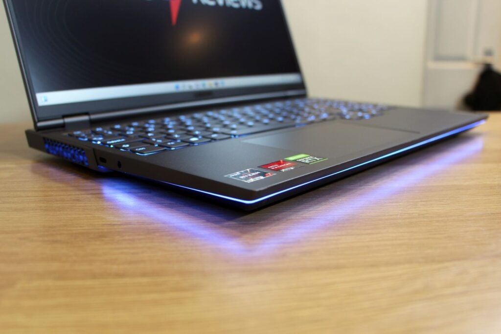RGB-подсветка светится снизу ноутбука