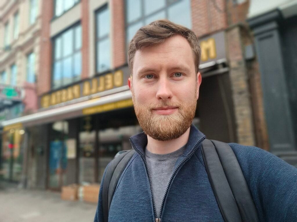 OnePlus Nord CE 2 Lite 5G selfie picture, with bokeh effect