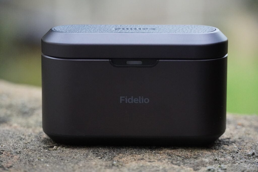 Philips Fidelio T1 charging case