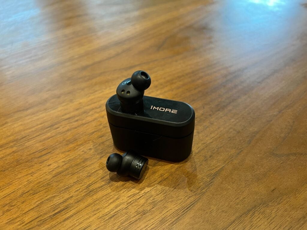 Los PistonBuds Pro con los auriculares fuera del estuche sobre una mesa