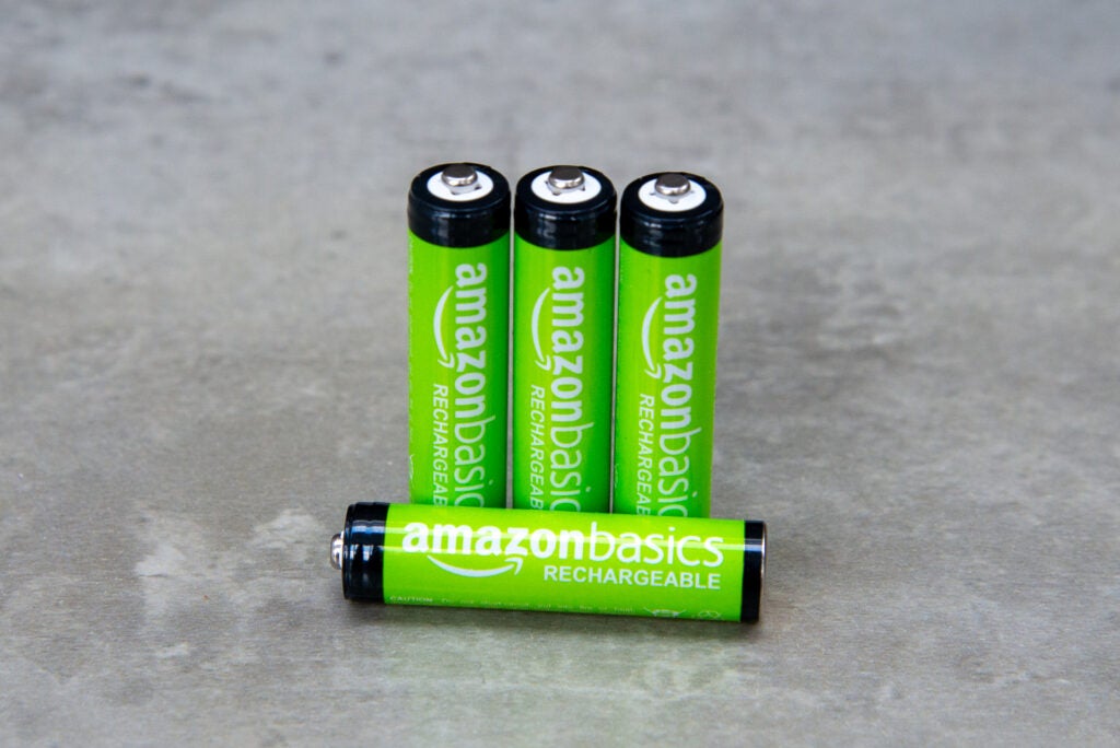 Amazon Basics Recargable AAA 800mAh una batería acostado