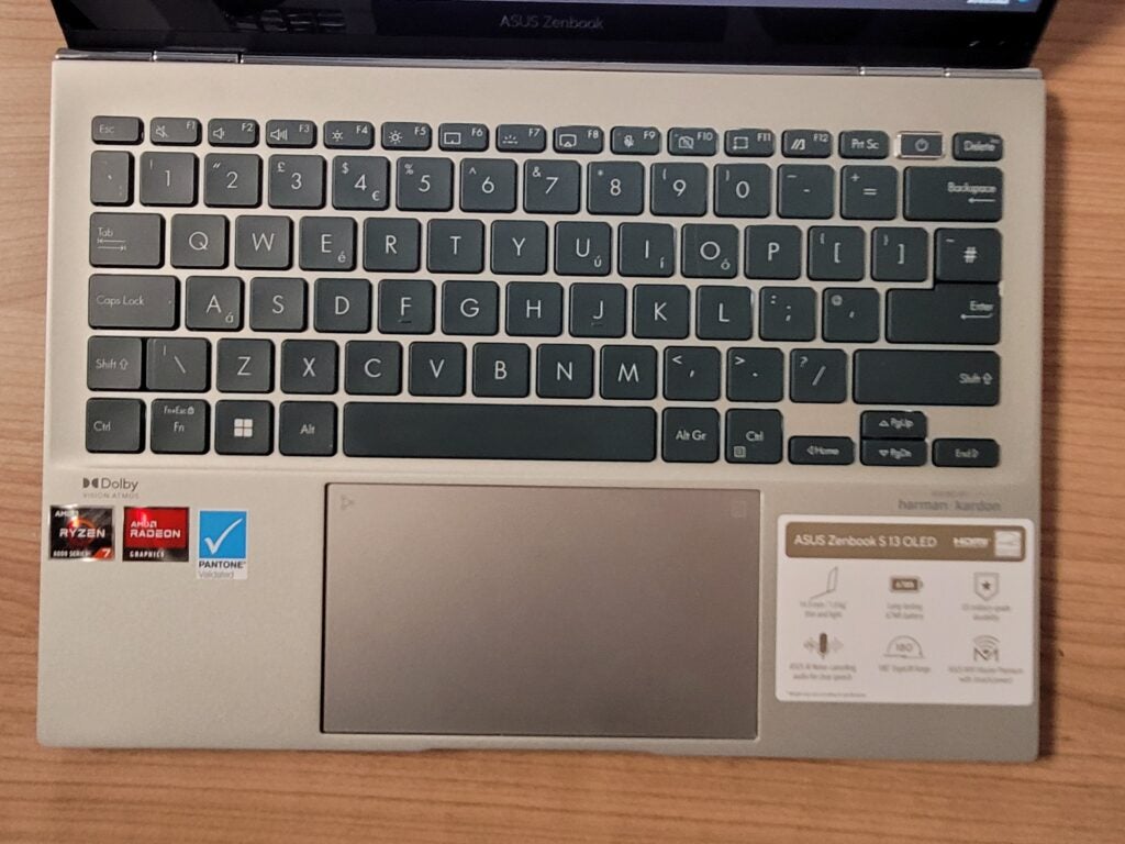 Un vistazo al teclado y al panel táctil