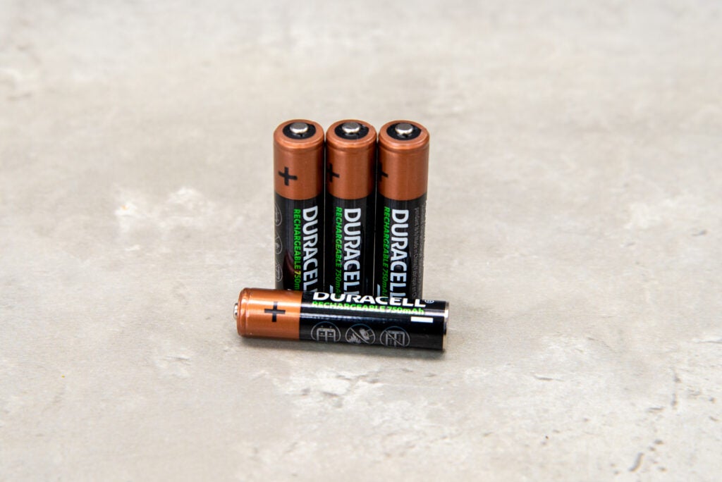 Duracell Rechargeable AAA 750mAh одна батарея лежа