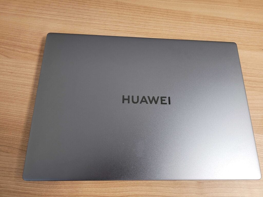 El Huawei MateBook D 16 en las manos