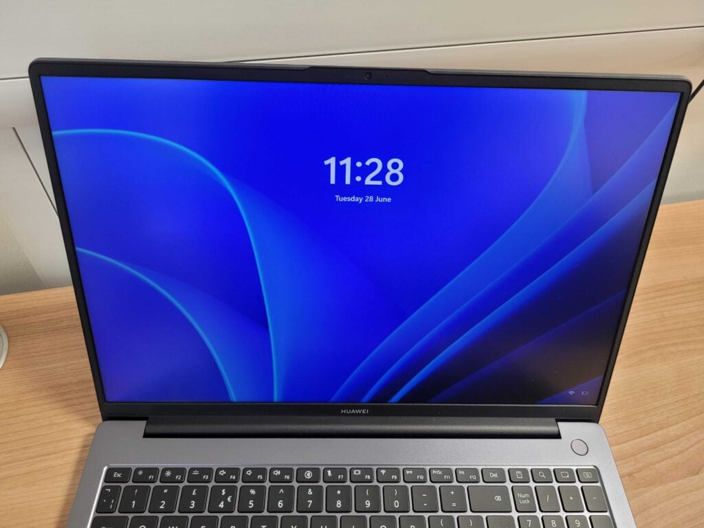 Экран Huawei MateBook D 16 в руках