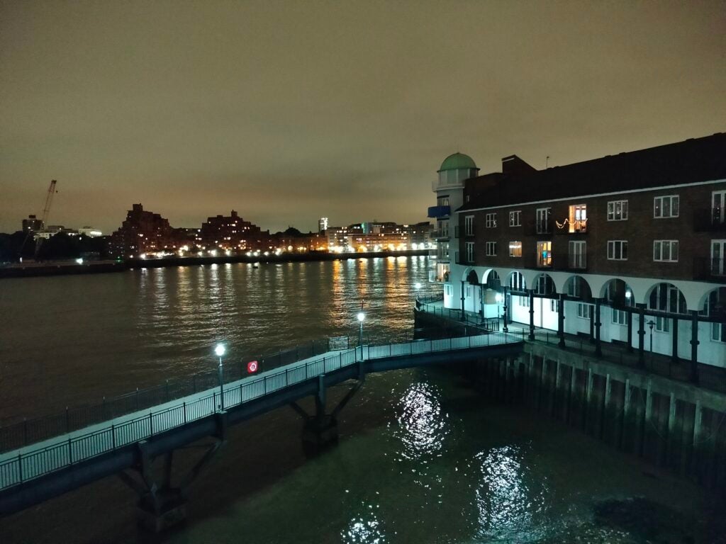 Снимок Realme 9, сделанный вечером на берегу реки, без ночного режима