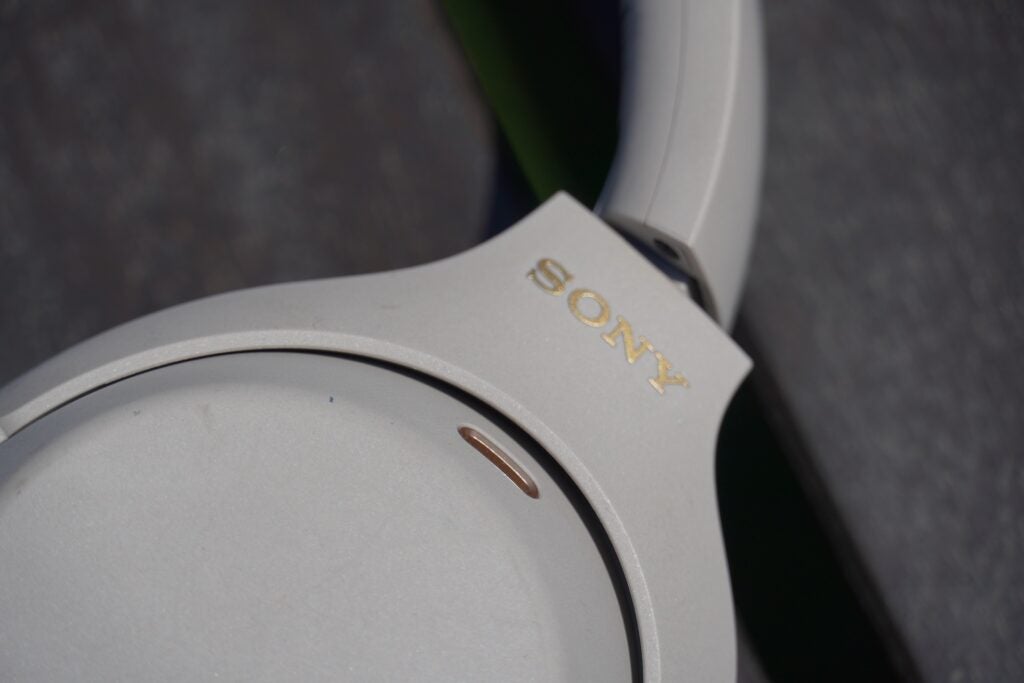 Sony WH-1000XM4 hinge detail