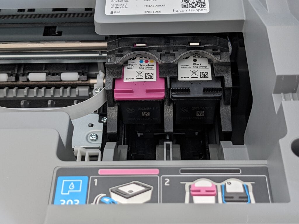Взгляд на картриджи внутри принтера
