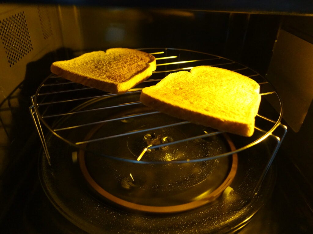 Bread in the Hisense H28MOBS8HGUK
