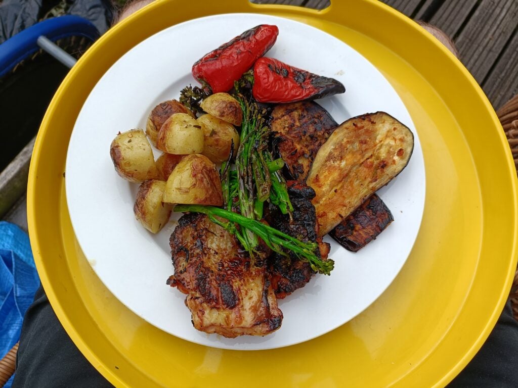 Фотография тарелки с едой, сделанная при нормальном освещении на Oppo Find X5 Lite