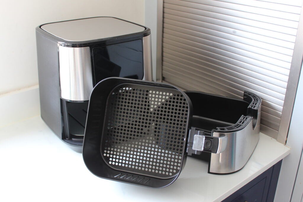 The Quick 5.5 Litre 33889 Air Fryer disassembled