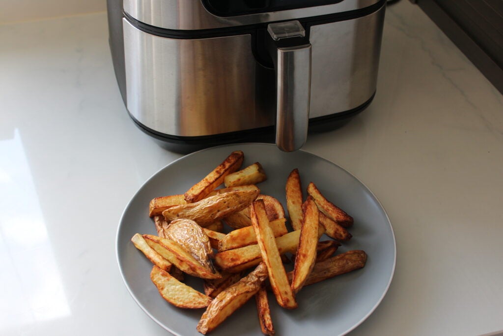 Chips after being cooked in the Quick 5.5 Litre 33889 Air Fryer
