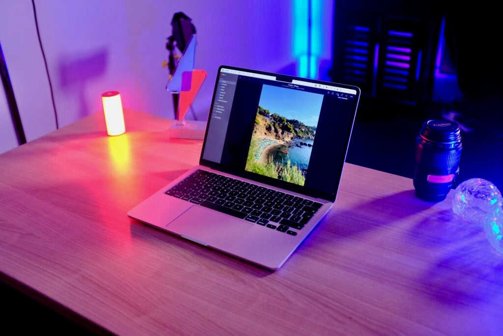 MacBook Air M2 имеет 13,6-дюймовый дисплей.