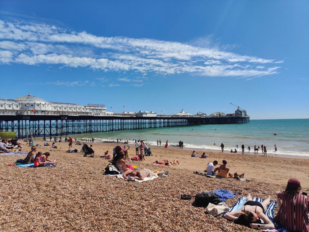 OnePlus 10T main camera image of Brighton beach