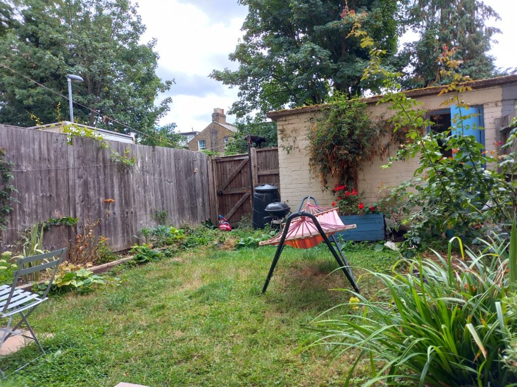 Фото Samsung Galaxy M22 в саду с основной камерой