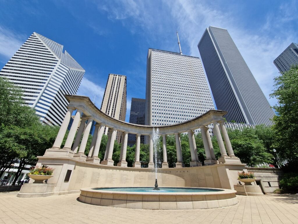 Samsung Galaxy S22 ultrawide image of monument in Chicago