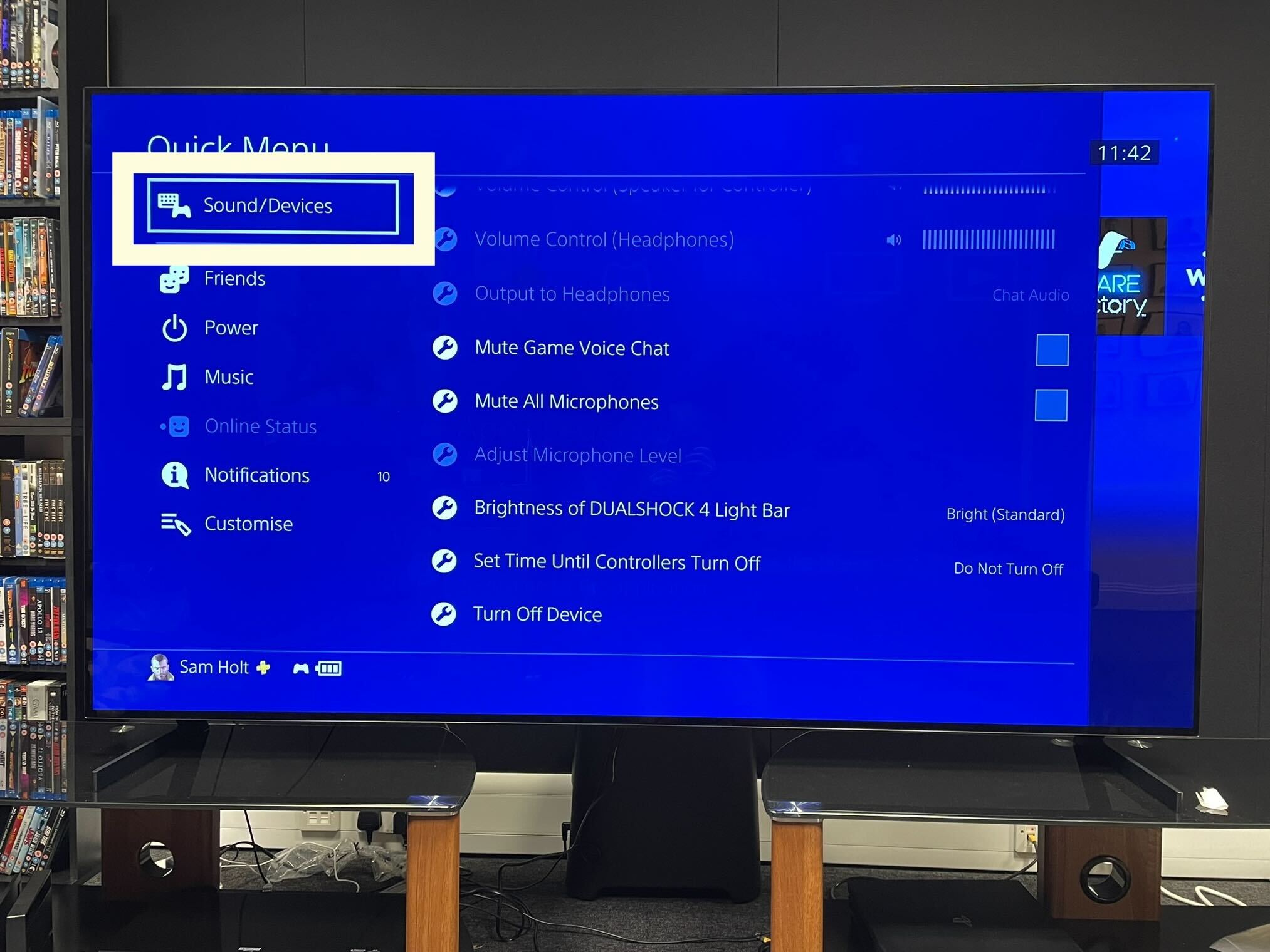 How to turn a PS4 off