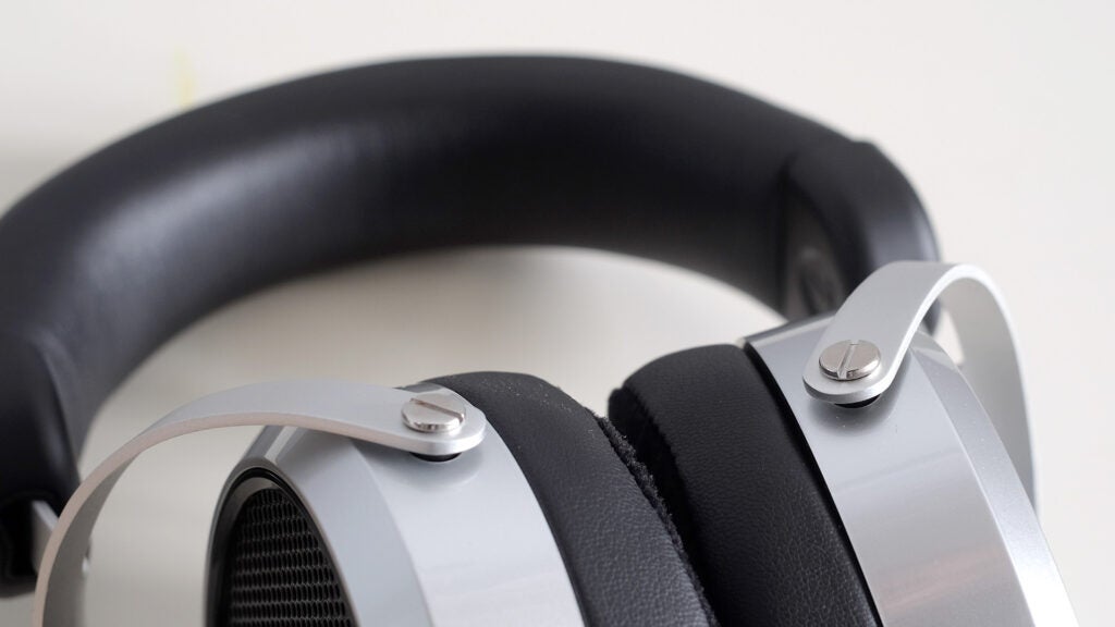 Close-up of the Hifiman HE400se band and cups