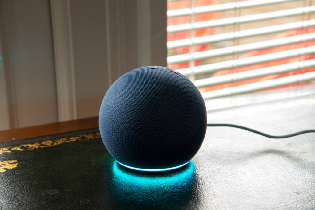 Amazon Echo Dot (5a generazione) vista laterale con anello luminoso