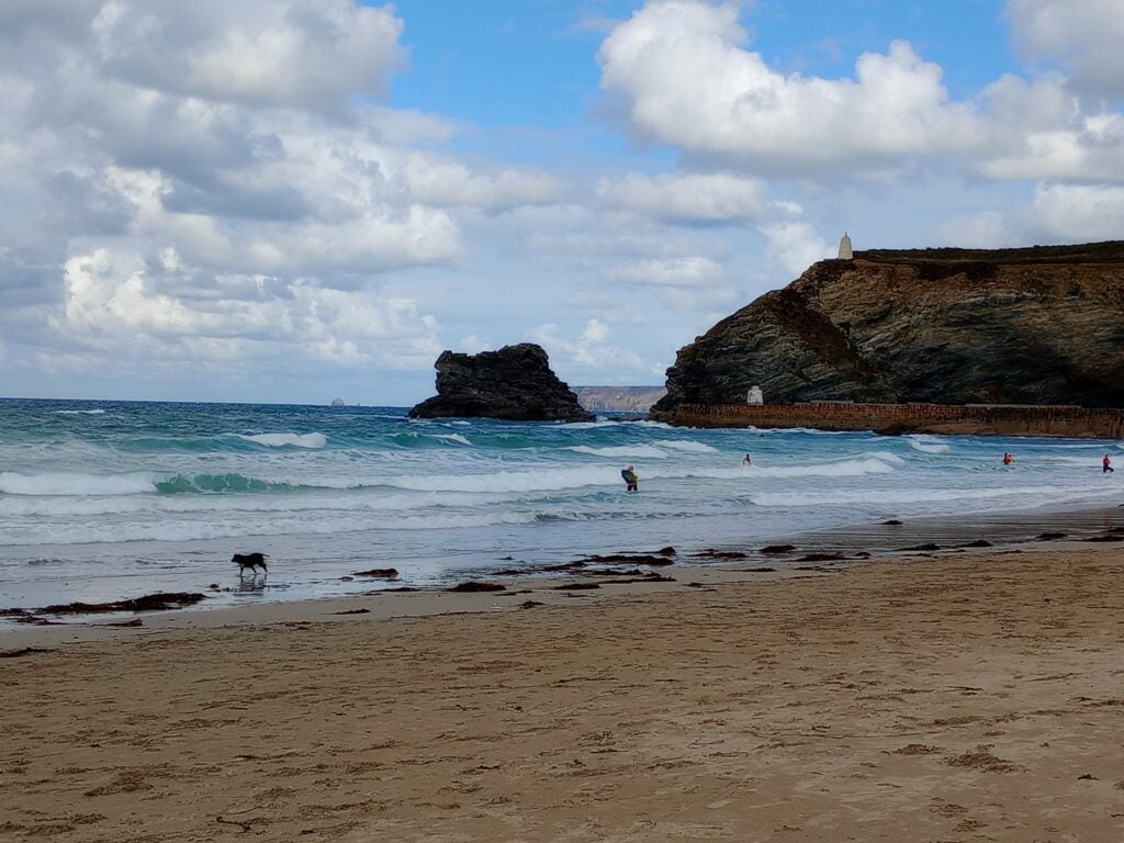 Снимок пляжа с 2-кратным зумом, сделанный на TCL 30 SE