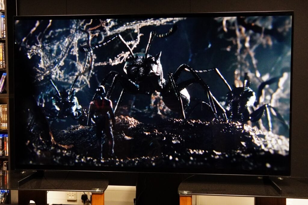 LG OLED77Z2 Человек-муравей макросъемка