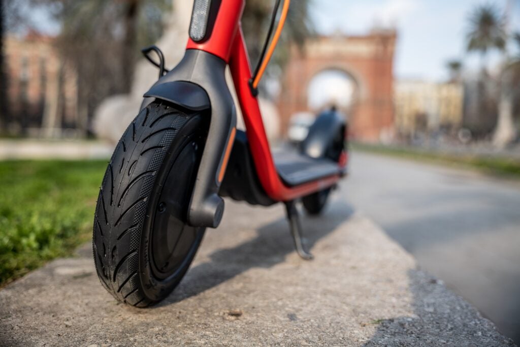 Ninebot KickScooter D series Powered by Segway_Lifestyle picture_ Front tyre focus-2140x1428_72