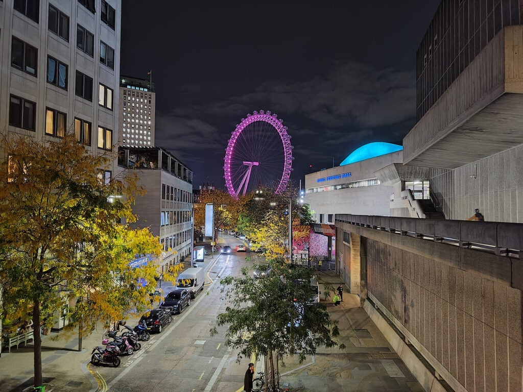 Ночное фото Asus Zenfone 9 на Ватерлоо