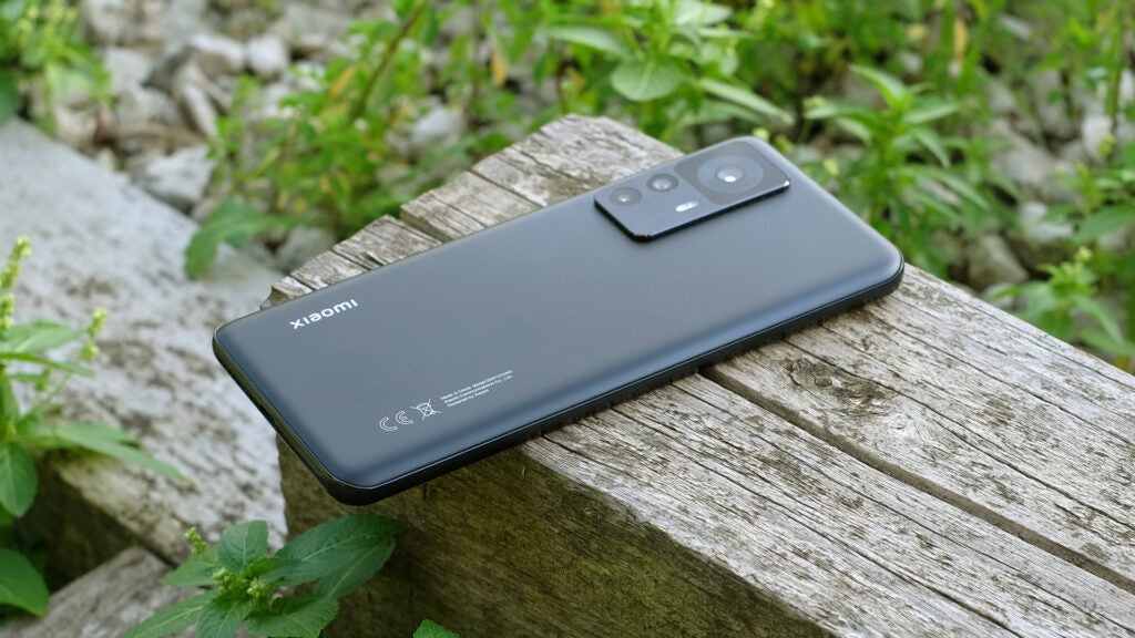 Телефон Xiaomi 12T на деревянной поверхности