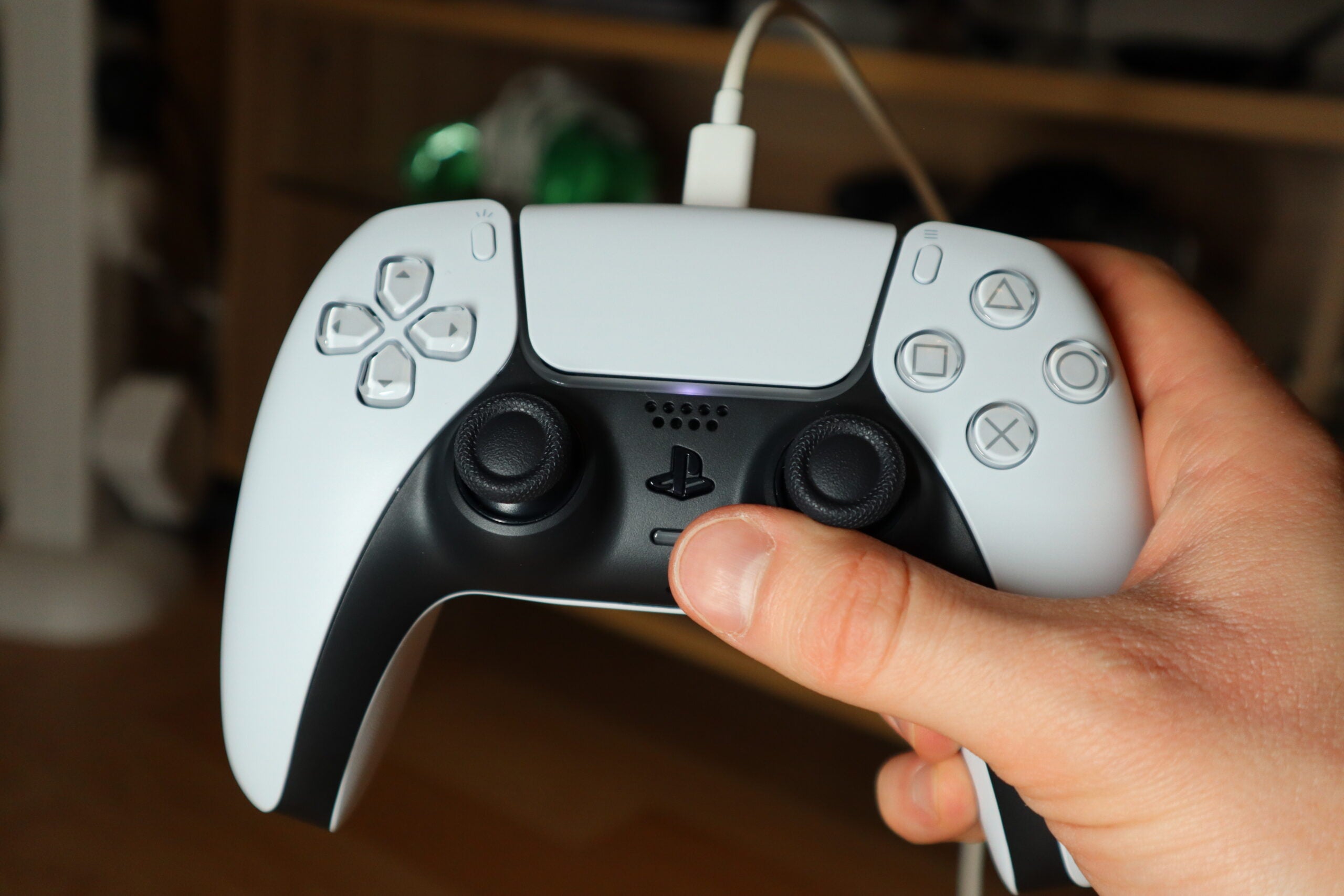 DualSense コントローラーの中央にある PlayStation ボタンを押します。