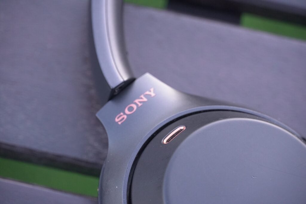 Sony WH-1000XM3 hinge design detail