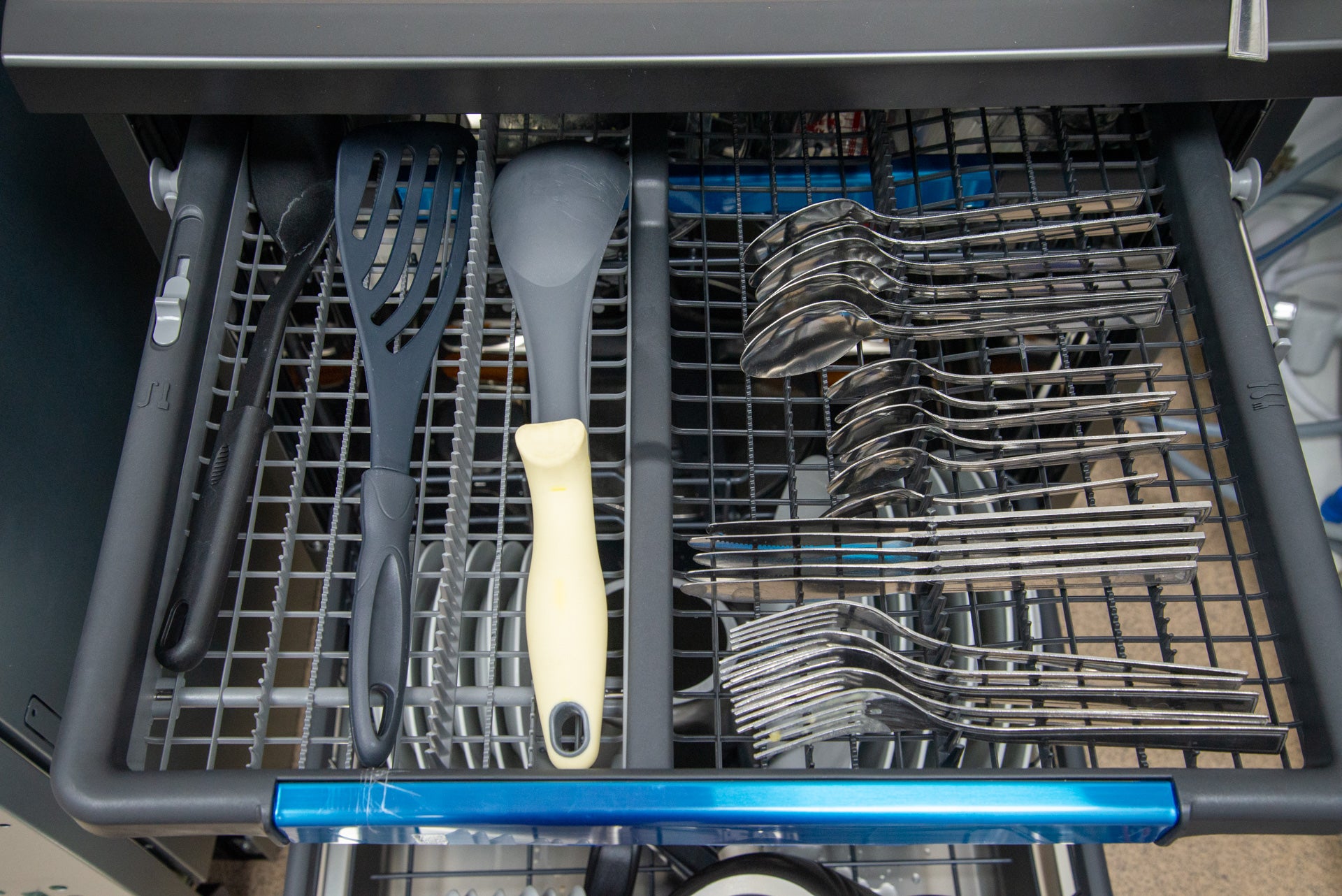 LG TrueSteam QuadWash DF455HMS Freestanding Dishwasher stacked cutlery rack