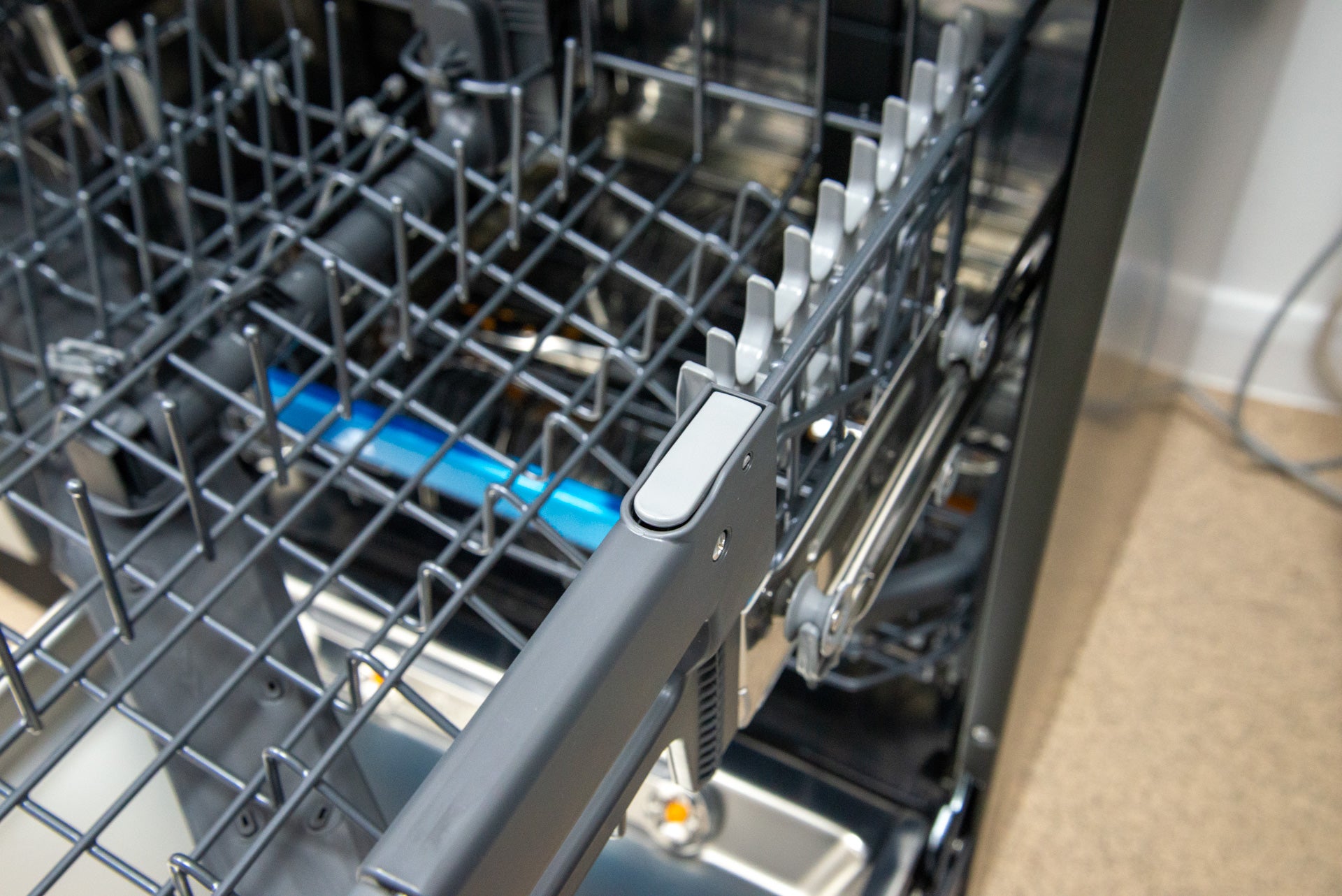 LG TrueSteam QuadWash DF455HMS Freestanding Dishwasher top rack adjustment