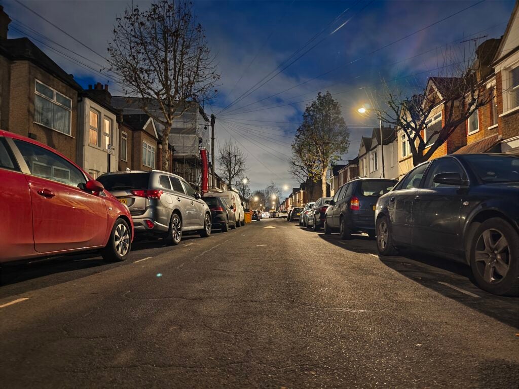Low-light street scene captured by Vivo X90 Pro.
