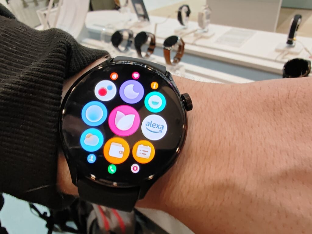 Панель приложений Xiaomi Watch S1 Pro включает поддержку Amazon Alexa.