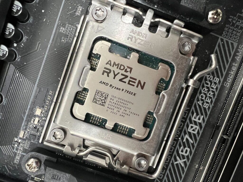 AMD Ryzen 9 9750X en plataforma