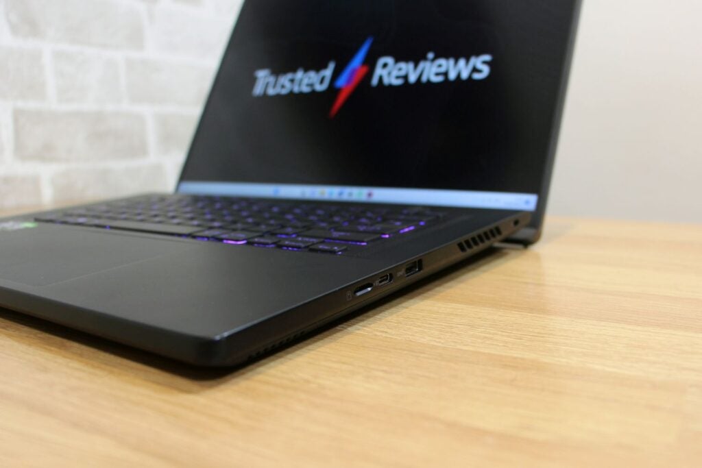 Asus ROG Zephyrus M16 2023 view of the ports on the right side