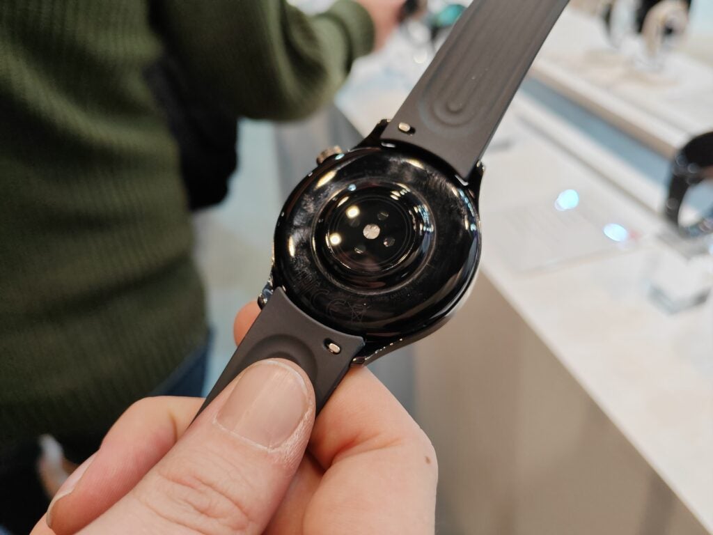 Bagian belakang Xiaomi Watch S1 Pro mengambil sidik jari dengan mudah