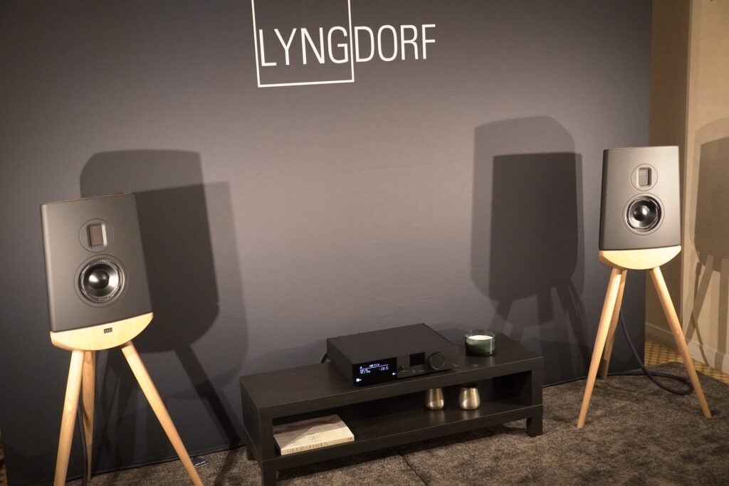 Lyngdorf Cue-100 standmount speaker