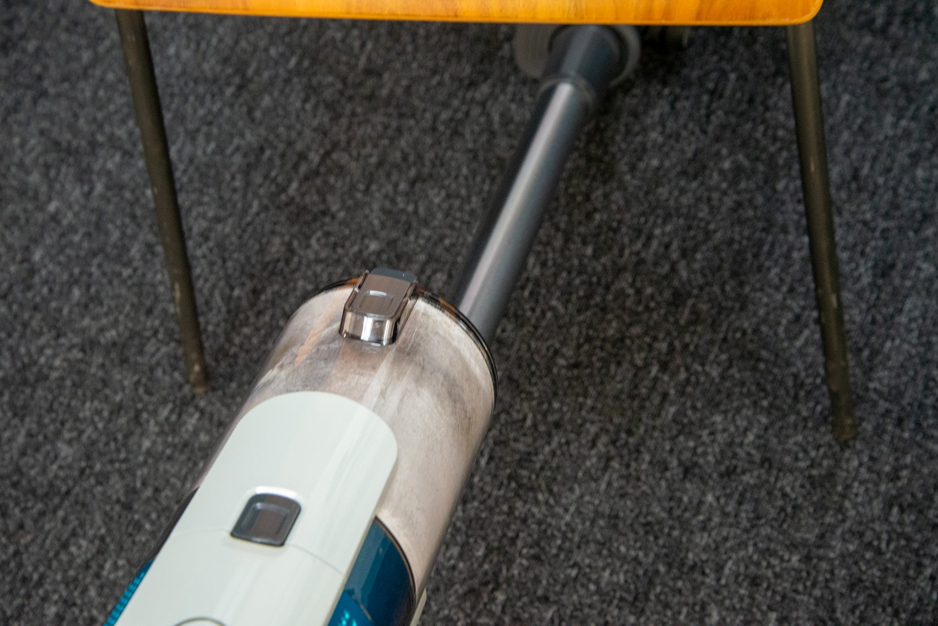 Hoover HF910P cleaning under furniture
