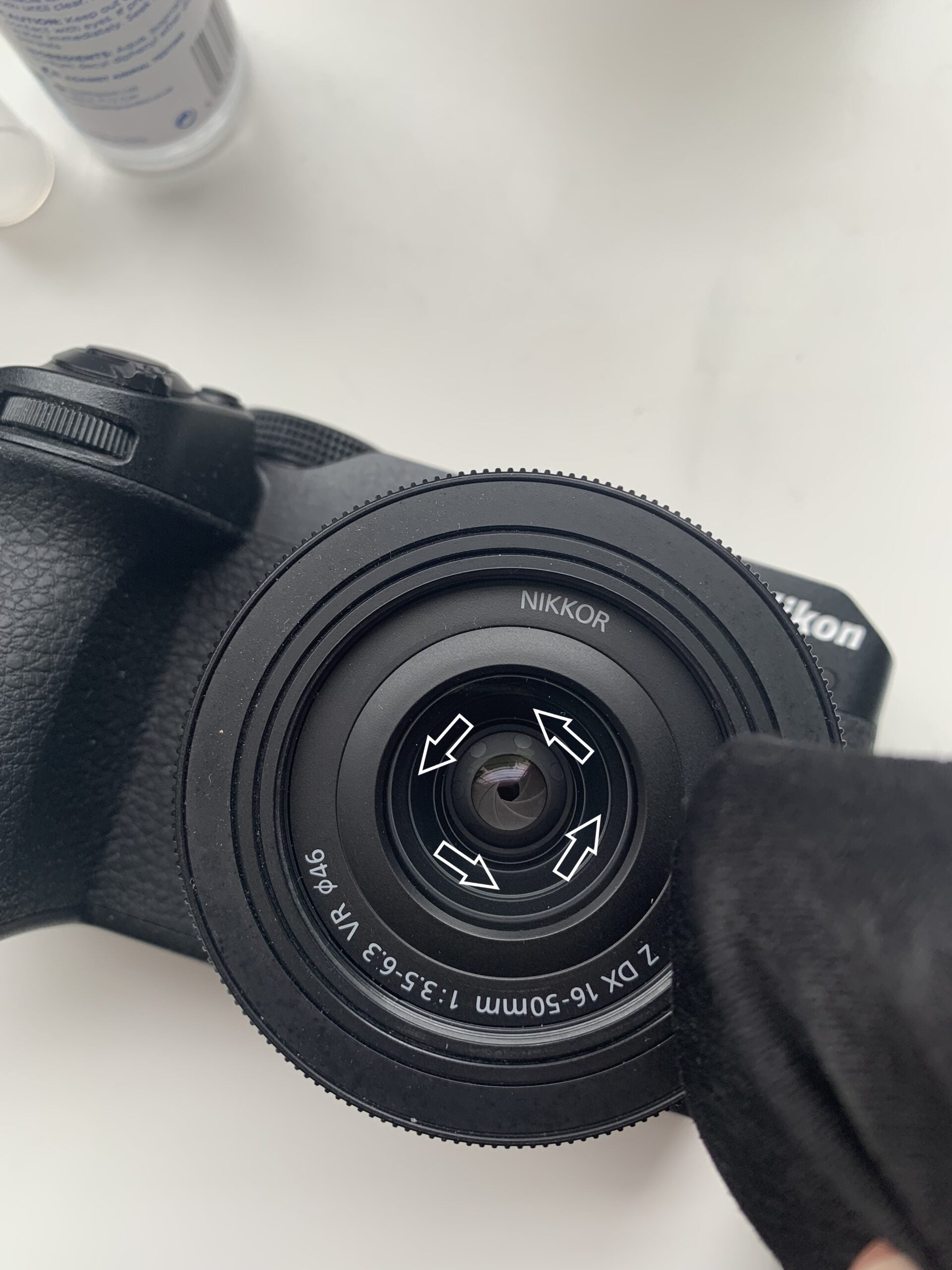 Cara membersihkan lensa kamera